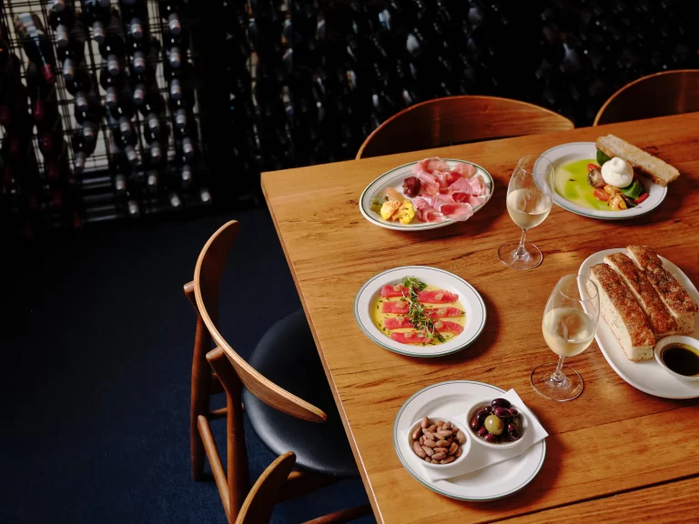 Hampton Hotel, Pubs & Bars, in Hampton